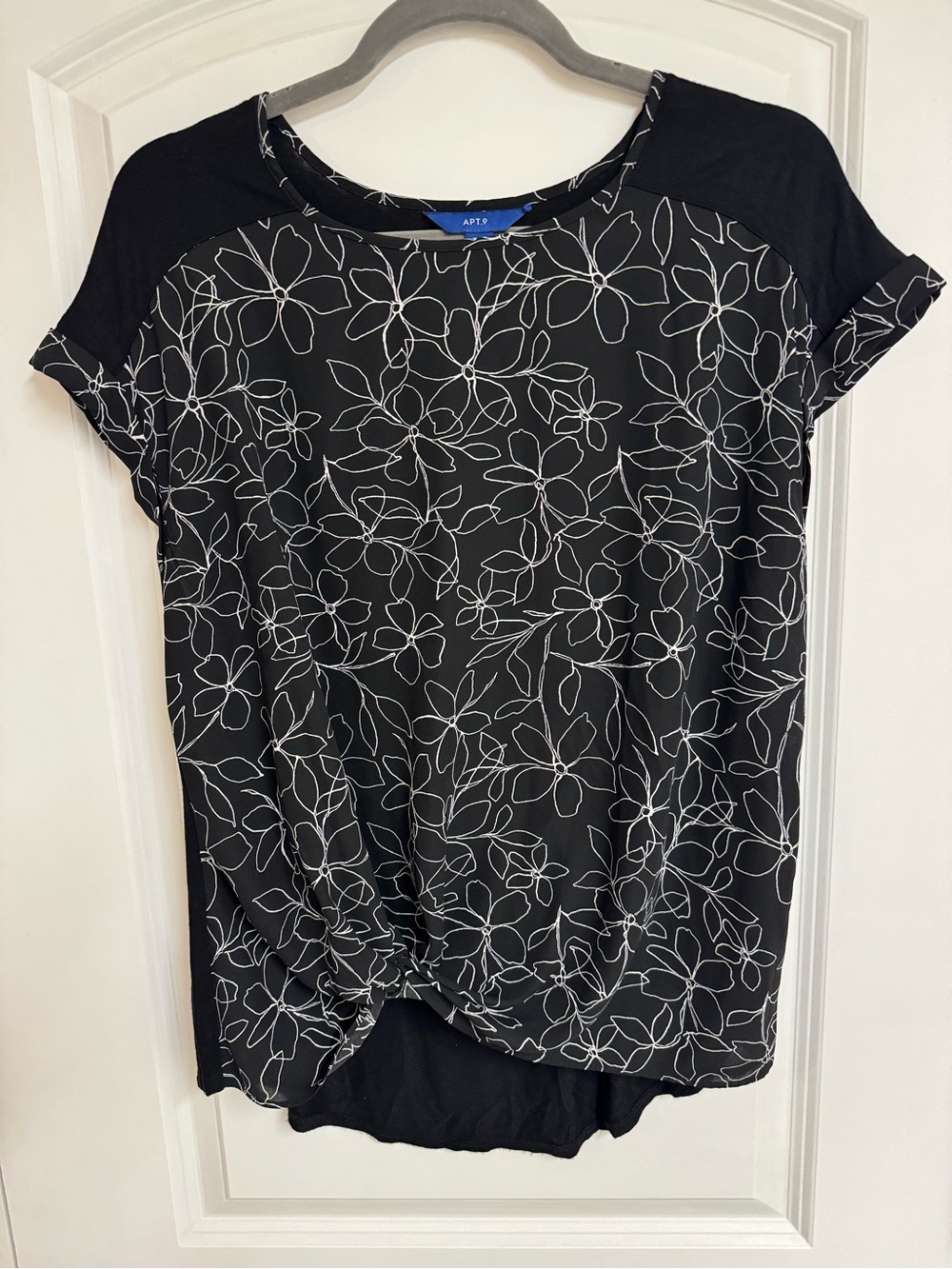 ⭐️3/$20 bundle⭐️Apt. 9 Black Short Sleeve Floral Twist-Hem Top